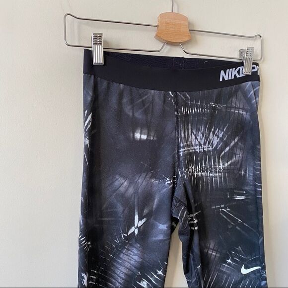 Nike Pro-Abstract Black/White Legging (Medium) - Picture 3 of 8